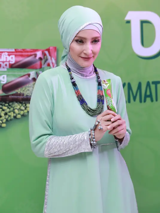 Sebagai seorang ibu, perempuan 40 tahun itu juga tidak mau memaksakan anak terkecilnya untuk menjalani puasa. (Galih W. Satria/Bintang.com)