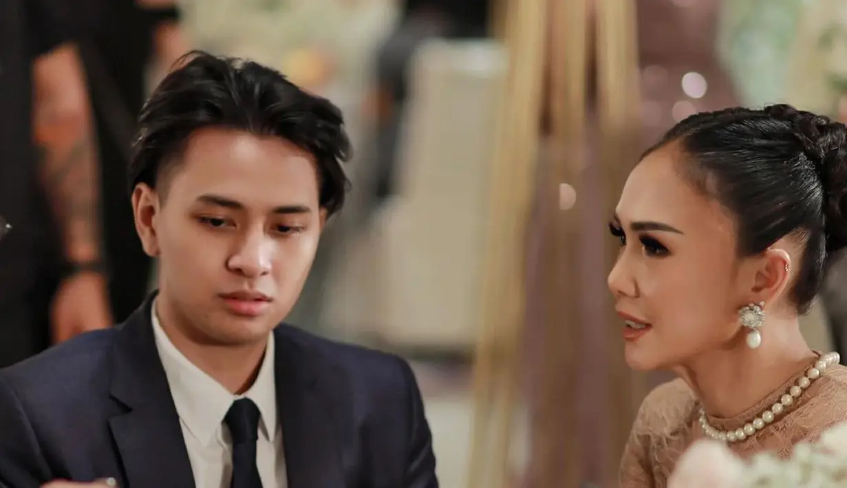 Cavin yang tampil dewasa dengan setelan jas berwarna biru navy. [Foto: Instagram/yunishara36]