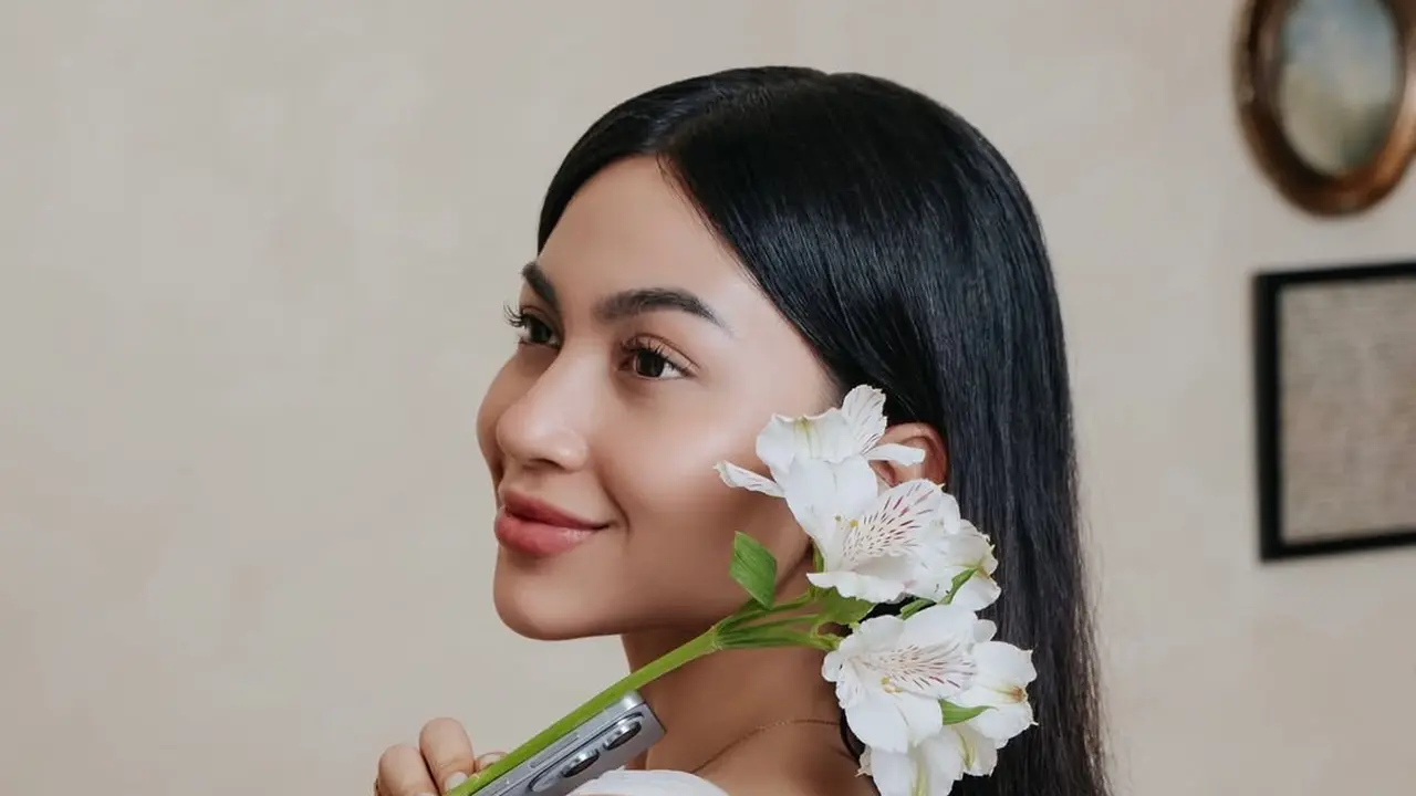 Gaya Soft Girl Ariel Tatum dalam Balutan Loose Dress Putih, Bak Lukisan yang Menenangkan
