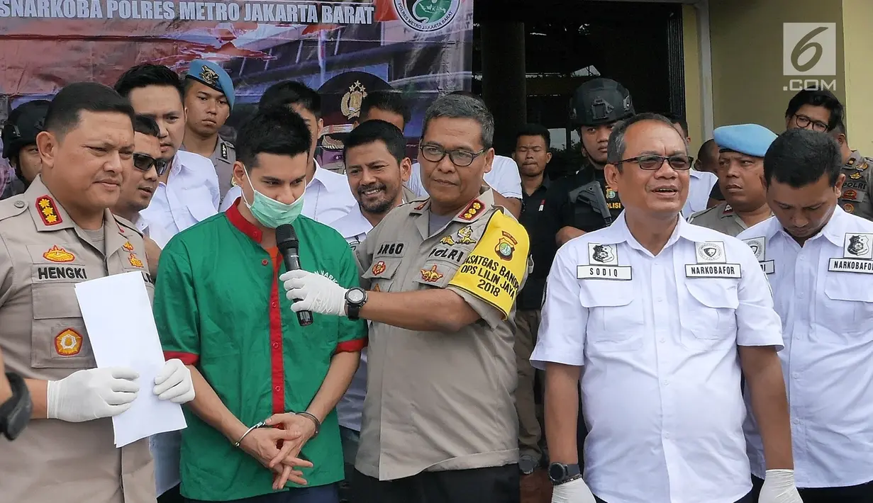 Steve Emmanuel saat rilis pengungkapan kasus narkoba di Polres Metro Jakarta Barat, Kamis (27/12). Polisi menyita barang bukti kokain seberat 92,04 gram dari Steve Emmanuel pada Jumat, 21 Desember 2018 malam. (Liputan6.com/Herman Zakharia)