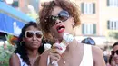 Duh! Rihanna pun terlihat sangat menikmati es krimnya di tengah teriknya matahari. Sampai belepotan gitu loh mbak RiRi! (nydailynews)
