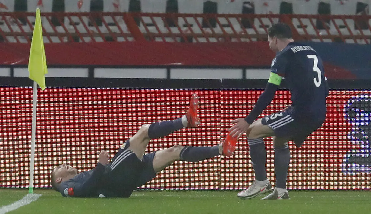 Pemain Skotlandia Ryan Christie (kiri) melakukan selebrasi usai mencetak gol ke gawang Serbia pada pertandingan playoff Euro 2020 di Stadion Rajko Mitic, Beograd, Serbia, Kamis (12/11/2020). (AP Photo/Darko Vojinovic)