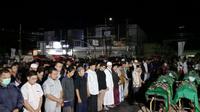 Tujuh jenazah korban kecelakaan bus di Bromo saat disalatkan di halaman parkir RSBS Jember oleh puluhan karyawan dan keluarga. (Liputan6.com/ Dok Ist Zumrotun)