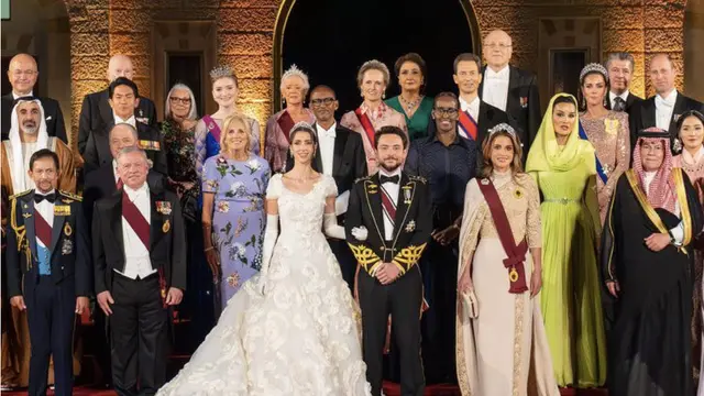 Kate Middleton dan Pangeran Charles saat datang ke pernikahan kerajaan Putra Mahkota Yordania ikut dalam sesi foto bersama