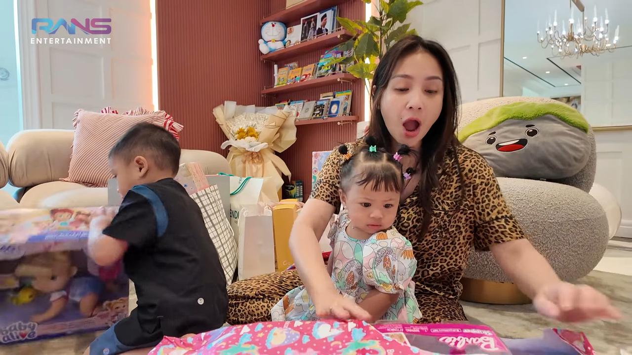 Unboxing Kado Baby Lily, Nagita Slavina Girang Banget Dapat Hadiah Ini - Nostalgia Masa Kecil