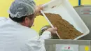 Pekerja "L'Atelier a pates" (toko pasta) ketika mengolah tepung serangga dari belalang dan jangkrik menjadi pasta khusus di Thiefosse, Prancis, 8 Februari 2016. Pasta serangga ini dibanderol sekitar Rp 97 ribu per 250 gram (JEAN-Christophe Verhaegen/AFP)