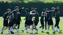Pemain Arsenal melakukan pemanasan saat mengikuti latihan di pusat pelatihan London Colney di St. Albans (21/5/2019). Arsenal akan bertanding melawan Chelsea pada babak Final Liga Europa pada 29  Mei di Baki Olimpiya Stadionu. (AFP Photo/Olly Greenwood)