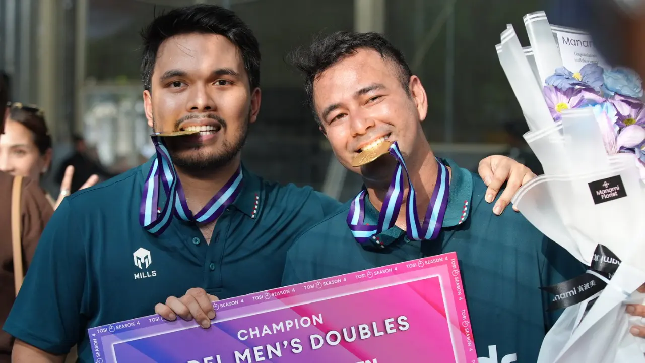 Dukungan keluarga jadi kunci kemenangan, Raffi Ahmad & Thariq Halilintar sukses menutup TOSI Season 4 dengan gelar Juara 1 Padel Men’s Doubles.