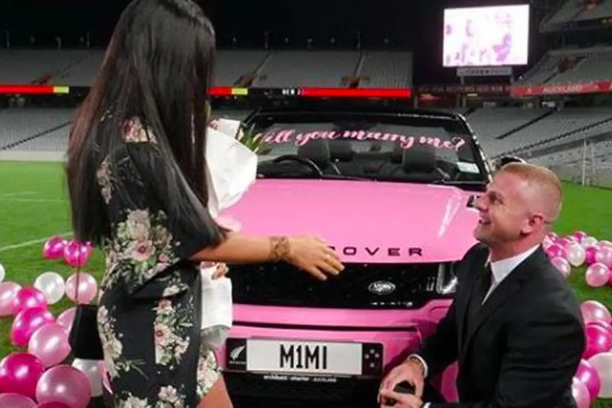 Seseorang melamar kekasihnya dengan Range Rover pink (Autoevolution)