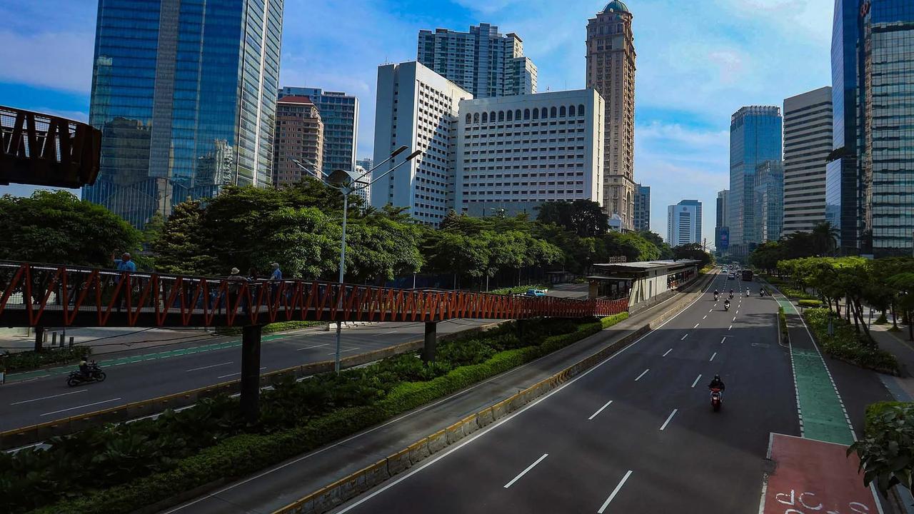 FOTO: Ibukota Jakarta Sepi di Bawah Langit Biru