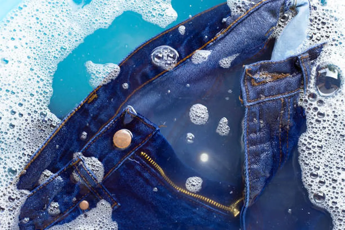 Ilustrasi Mencuci Jeans