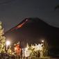 Lava pijar mengalir dari kawah Gunung Merapi di Yogyakarta, Sabtu (23/1/2021). Balai Penyelidikan dan Pengembangan Teknologi Kebencanaan Geologi (BPPTKG) menyebutkan Gunung Merapi mengeluarkan 17 kali guguran lava pijar dengan jarak luncur 300-500 meter pada Sabtu (23/1) pagi. (AFP/Agung Supriyanto)