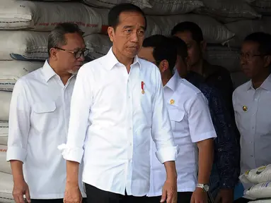 Presiden Republik Indonesia Joko Widodo atau Jokowi meninjau Gudang Bulog DKI Jakarta saat peluncuran program Bantuan Pangan Cadangan Beras Pemerintah, Jakarta, Senin (11/9/2023). Lewat program ini, pemerintah akan mendistribusikan beras medium gratis kepada 21,3 juta keluarga penerima manfaat (KPM) selama tiga bulan, mulai September-November 2023. (merdeka.com/Imam Buhori)