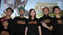 Para pemain film Kesempatan Keduda berpose saat peluncuran trailer dan poster di Jakarta, Senin (10/9). Poster film ini menampilkan warna cerah dan foto pemain utama yatu Raffi Ahmad, Zizan Razak, dan Cut Meyriska. (Liputan6.com/Herman Zakharia)