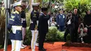 Presiden Prabowo Subianto juga memimpin Apel Persada sebagai bentuk penghormatan terakhir negara kepada almarhum. Tampak dalam foto, Presiden Republik Indonesia, Prabowo Subianto memimpin langsung prosesi pemakaman jenazah Wakil Presiden Republik Indonesia ke-6, Try Sutrisno, di Taman Makam Pahlawan Nasional, Kalibata , Jakarta, Senin (2/3/2026). (merdeka.com/Arie Basuki)
