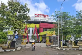 Suasana kantor Pemerintah Kabupaten (Pemkab) Lampung Tengah tampak lengang pada Kamis (11/12/2025), sehari setelah Bupati Ardito Wijaya terjaring operasi tangkap tangan (OTT) oleh Komisi Pemberantasan Korupsi (KPK). (Liputan6.com/ Ardi Munthe)