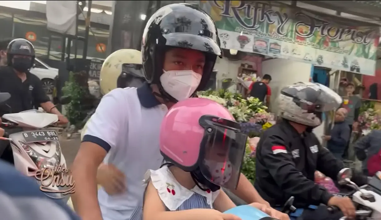 Seperti belum lama ini, Betrand Peto mengajak kedua adiknya, Thalia dan Thania jajan di warung kopi (warkop) sederhana. Ini juga menjadi pengalaman pertama dua putri Ruben itu jajan di warkop. [Youtube/The Onsu Family]