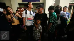 Ayah Mary Jane, Caesar Veloso (tengah) memegang putra Mary Jane, Mark Darren saat berkunjung ke LP Kelas IIA Wirogunan Yogyakarta, Selasa (12/1/2016). Kunjungan keluarga untuk memperingati HUT ke-31 Mary Jane pada 10 Januari lalu. (Foto:Boy Harjanto)