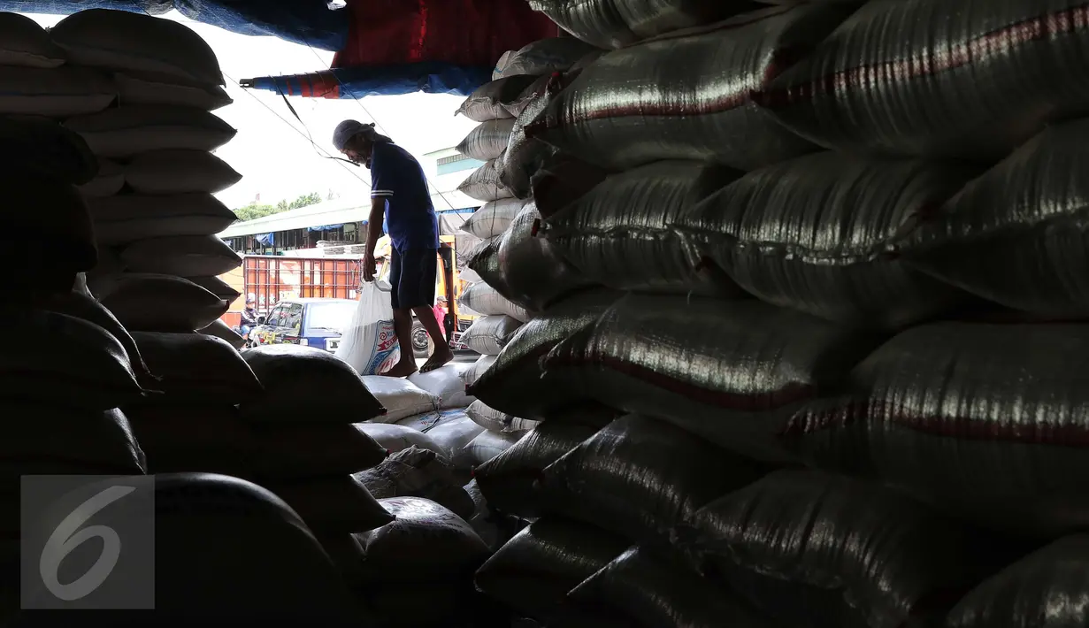 Pekerja memasukkan beras ke dalam karung di Pasar Induk Cipinang, Jakarta, Selasa (5/1/2016). Pasokan dan harga beras di Pasar Induk Cipinang pada awal 2016 masih stabil. Stok beras di gudang saat ini sekitar 40 ribu ton. (Liputan6.com/Angga Yuniar)