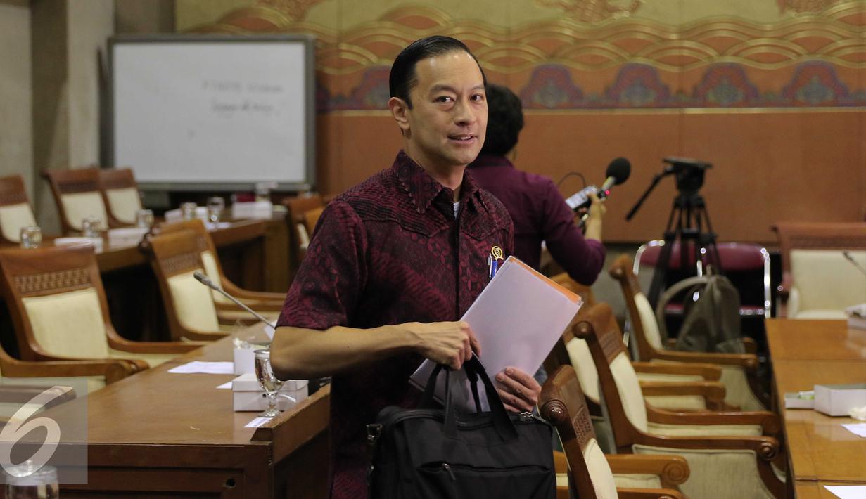 Eksperesi Menteri Perdagangan Thomas Lembong usai mengikuti raker dengan Komisi VI DPR, Jakarta, Kamis (4/2). Raker ditundah karena raker dengan Komisi VI DPR, Jakarta, Kamis (4/2). (Liputan6.com/Angga Yuniar)
