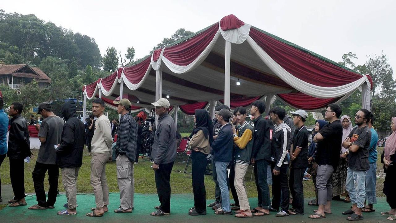 Sejumlah warga mengantre untuk mengikuti pemungutan suara di TPS 033 dan 035 Kampung Curug-Bojong  Koneng, Kecamatan Babakan Madang, Kabupaten Bogor, Jawa Barat, Rabu (14/2/2024). Merdeka.com/Imam Buhori<br>