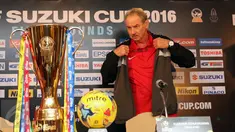 Pelatih Timnas Indonesia, Alfred Riedl bersiap memberi keterangan jelang final kedua Piala AFF 2016 di Bangkok, Thailand, Jumat (16/12). Indonesia akan melakoni final kedua  Piala AFF 2016 melawan Thailand. (Liputan6.com/Helmi Fithriansyah)