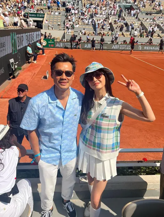 Melengkapi penampilan khas pemain tenis, Raline Shah mengenakan sneakers dan kaos kaki panjang putih [@ralineshah]