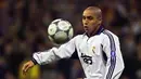 Roberto Carlos (48 gol) - Bek tangguh asal Brasil ini menjadi bagian bek Real Madrid yang juga produktif dalam mencetak gol. Selama berkarier di La Liga, Carlos menyumbangkan 48 gol untuk Real Madrid. (AFP/Pierre-Philippe Marcou)