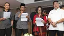 Sejumlah tokoh, aktivis, dan akademisi membacakan poin dalam 'Seruan Moral Kebinekaan' di Jakarta, Selasa (20/2). Keempat, kompetisi di setiap perhelatan politik tidak boleh mempolitisasi sentimen SARA. (Liputan6.com/Angga Yuniar)