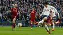Pemain Tottenham Hostpur, Son Heung-min berusaha mencetak gol ke Liverpool pada pekan kesembilan Liga Premier Inggris di Wembley, Minggu (22/10). Liverpool menelan pil pahit dipermalukan Tottenham Hotspur 1-4. (AP/Frank Augstein)