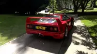 ABG yang baru menginjak usia 17 tahun itu memamerkan keahlian mengendarai Ferrari di halaman rumahnya.