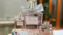 <p>Selaras dengan kisah di balik parfum Miss Dior, yang ternyata merupakan interpretasi pernyataan cinta dari Christian Dior. Dengan penuh makna ia meracik aroma yang tak lekang waktu, sehingga Miss Dior menjadi simbol cinta yang abadi. / Foto: Adinda Tri Wardhani - Fimela.com.</p>