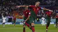 Penyerang Portugal Cristiano Ronaldo berselebrasi setelah mencetak gol dari titik penalti ke gawang Ghana pada duel grup H Piala Dunia 2022 di stadion 974, Kamis (24/11/2022). Ronaldo mencetak satu gol di titik penalti di menit ke-65 dalam kemenangan 3-2 Portugal atas Ghana.  (AP Photo/Manu Fernandez)