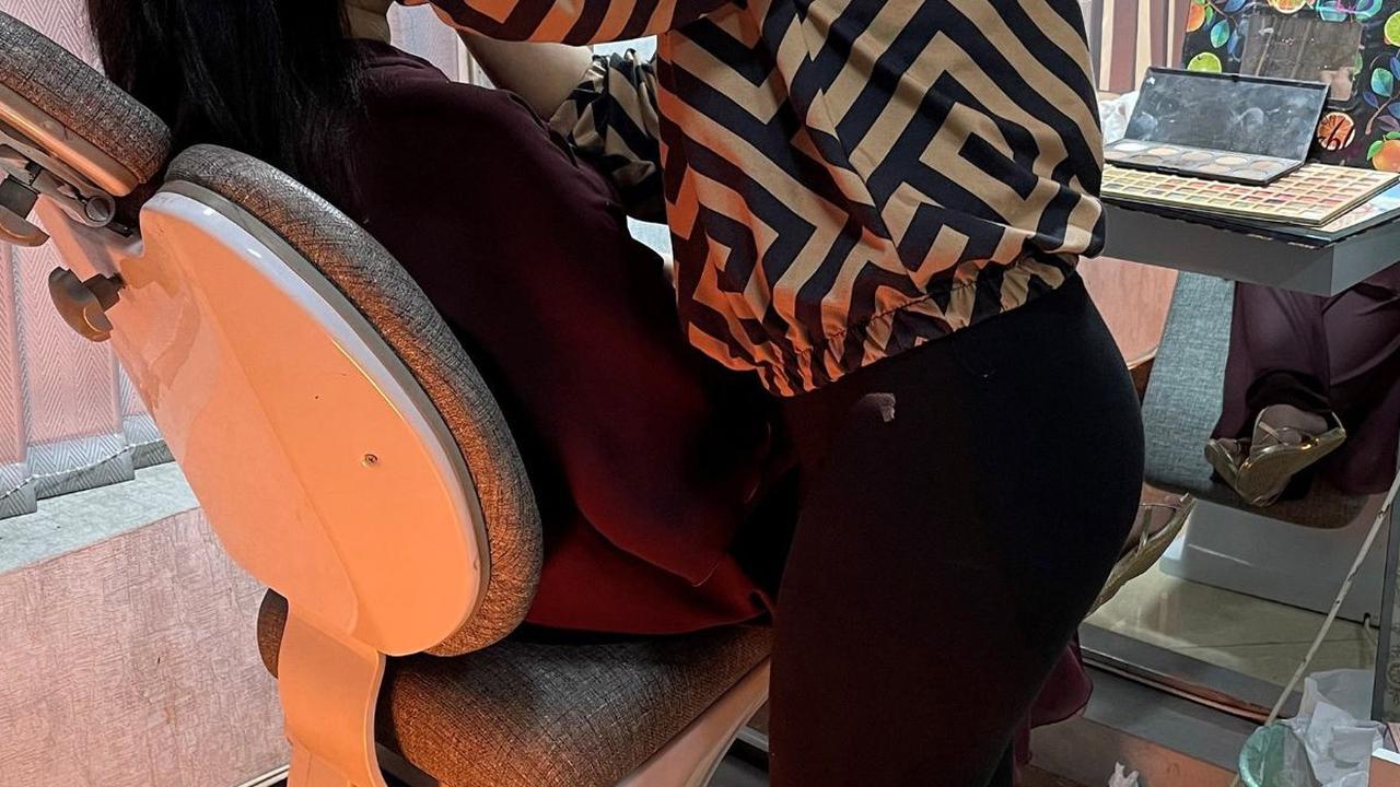 "Taman tidak diperbolehkan untuk wanita jadi salon adalah tempat yang baik bagi kami untuk bertemu teman-teman kami. Itu adalah alasan yang baik untuk bertemu satu sama lain, untuk bertemu wanita lain, gadis lain untuk membicarakan masalah," katanya.