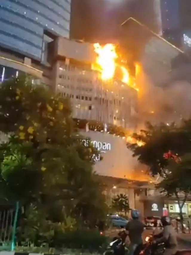 Tunjungan Plaza Terbakar