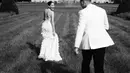 Berlari dengan latar kastil khas Eropa, Alyssa Daguise menarik rok panjangnya dengan pose romantis [@alyssdaguise]