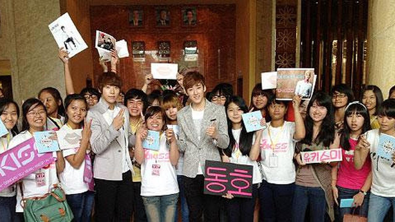 Tiba di Kamboja, U-KISS disambut antusias