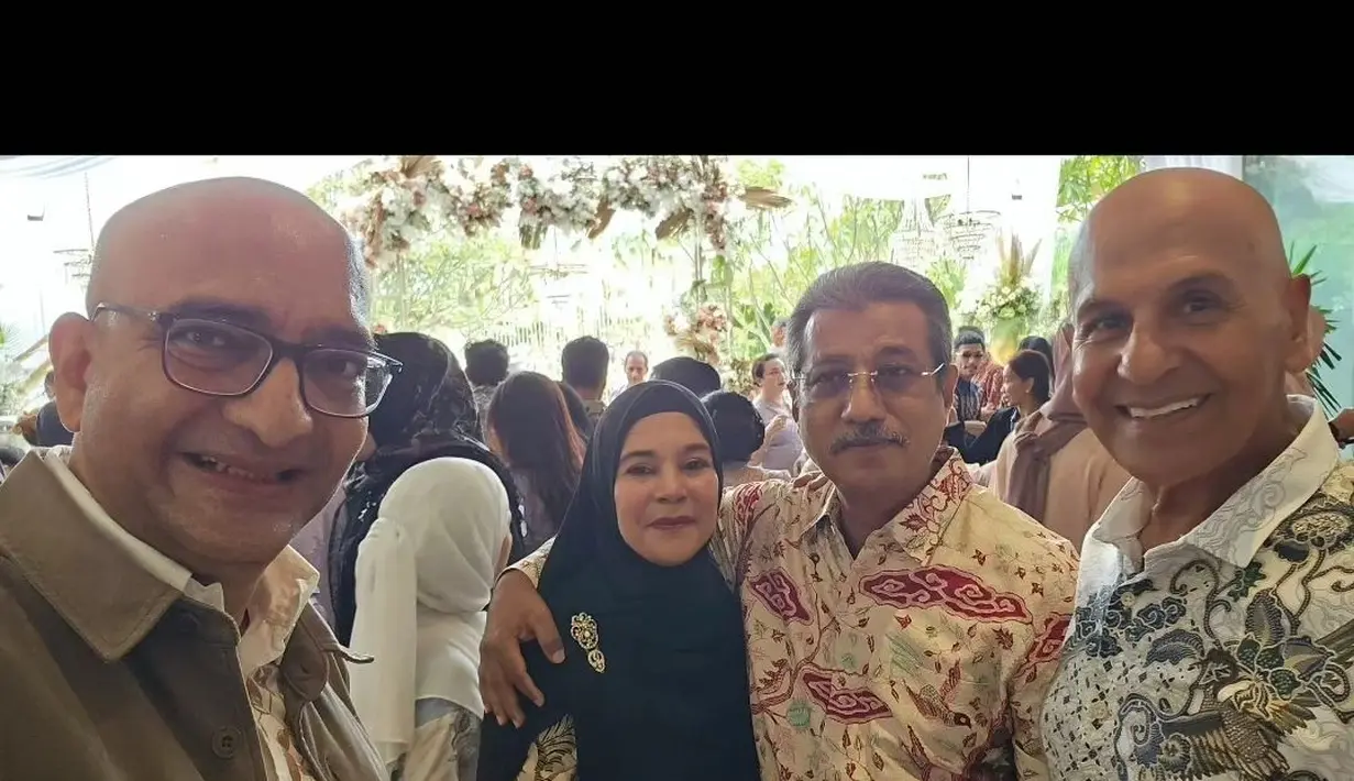 Hadir juga artis senior Mark Sungkar yang merupakan ayah Yusuf. Sekedar informasi, setelah cerai dengan Fanny Bauty Mark juga telah menikah lagi dengan perempuan yang usianya dibawah Shireen Sungkar. [Instagram/danielmarguari]