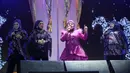 Tampil bersama ketiga putrinya, Fitria, Wirdha, dan Dawiyah, Elvy tampak sangat bahagia. Mereka juga tampil kompak dengan tarian dan suara merdunya. Menutup aksi yang manis, ketiganya mengakhiri penampilan dengan lagu 'Pecah Seribu' yang dirilis tahun 2020. [Foto: Adrian Putra/Fimela]