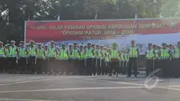 Sejumlah anggota kepolisian mengikuti Apel  "operasi patuh jaya 2015" di lapangan dit lantas Polda metro jaya, Jakarta, Rabu (27/5/2015). Operasi ini merupakan cipta kondisi menjelang bulan ramadhan. (Liputan6.com/Herman Zakharia)