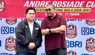 Ketua PSSI, Erick Thohir, bersama penasihat Semen Padang, Andre Rosiade. (Bola.com/Dok.Istimewa).