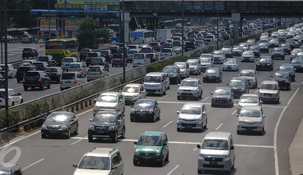 Penampakan Tol jagorawi di hari pertama Lebaran, Jakarta, Jumat (17/7/2015). Libur Idul Fitri dan cuti bersama dimanfaatkan warga Jakarta dan sekitarnya untuk bersilaturahmi dan rekreasi di sejumlah tempat wisata. (Liputan6.com/Faizal Fanani)