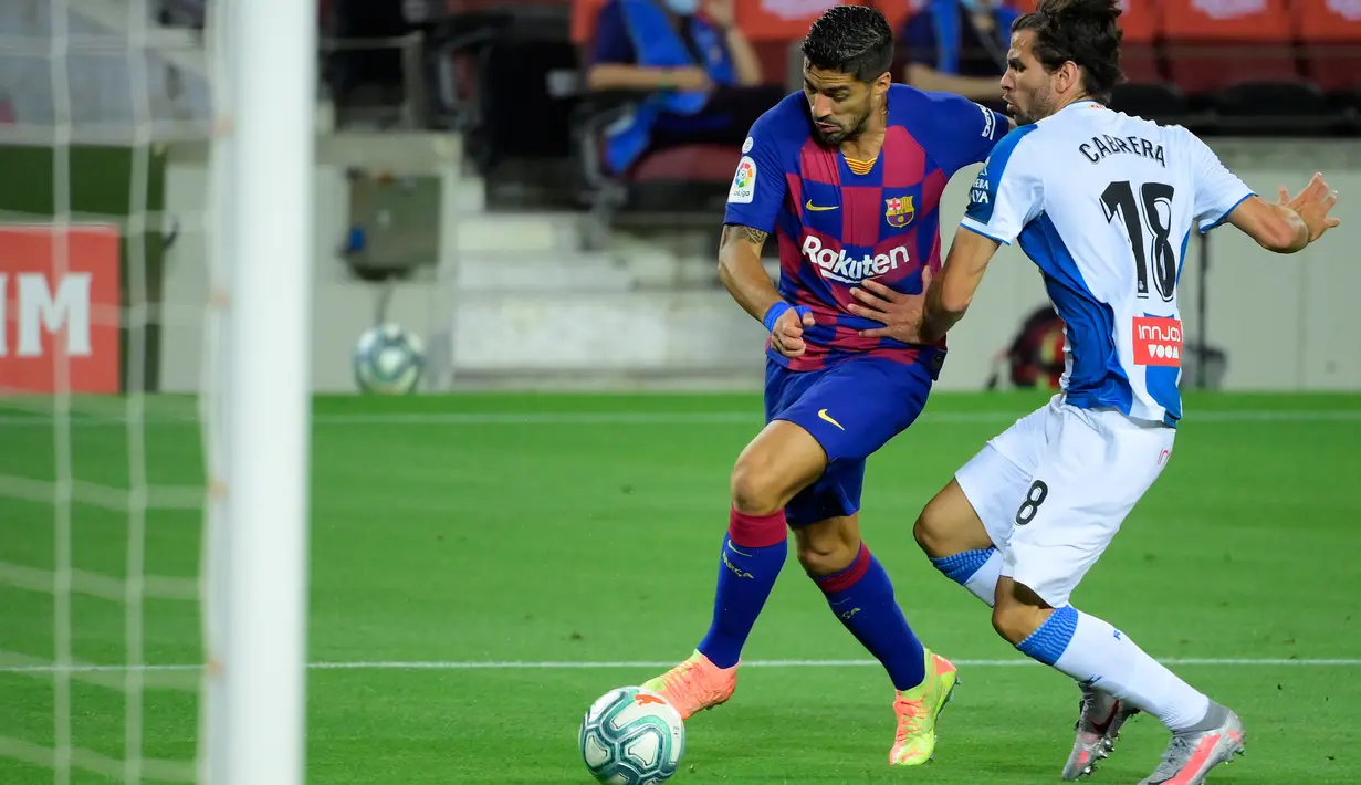 Penyerang Barcelona, Luis Suarez berebut bola dengan bek Espanyol, Leandro Cabrera pada lanjutan pertandingan La Liga Spanyol di Camp Nou, Kamis (9/7/2020) dini hari WIB.  Barcelona menang tipis 1-0 atas Espanyol lewat gol yang dicetak Luis Suarez. (LLUIS GENE / AFP)
