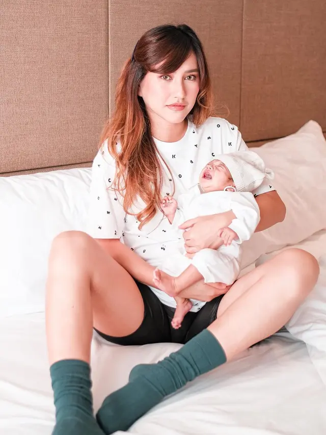6 Gaya Louise Anastasya saat Asuh Anak Ini Tetap Stylish