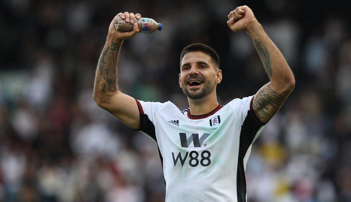Aleksandar Mitrovic. Striker Serbia berusia 28 tahun yang kini memasuki musim ke-5 bersama Fulham di Liga Inggris ini tampil mengejutkan di awal musim 2022/2023. Hingga pekan ke-7 ia tampil tajam dengan mencetak 6 gol, bersanding dengan Harry Kane di posisi kedua top skor sementara. Ia mampu mengungguli ketajaman dua top skor musim lalu, Mohamed Salah dan Son Heung-min. (AFP/Adrian Dennis)
