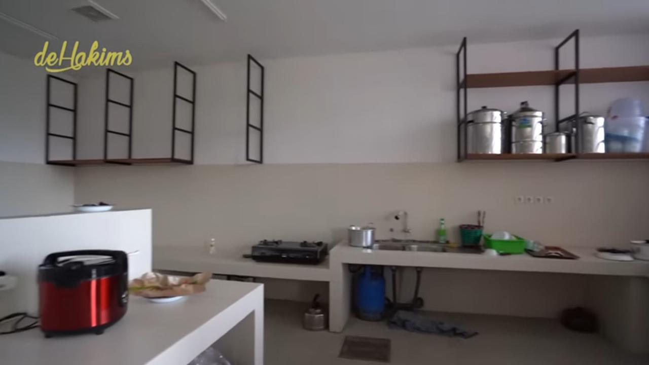 5 Potret Dapur di Pendopo Soimah di Jogja, Seluas Lapangan Futsal & Meja Super Panjang Sampai Bisa Dipakai Tiduran