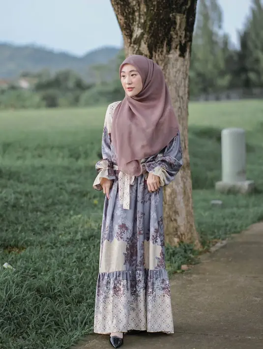 Atau bisa juga memadukan gamis bermotif dengan hijab segi empat polos.