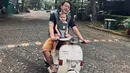 Menurut aktor kelahiran Jakarta 34 tahun silam ini, putrinya sangat senang saat naik vespa. "She loves to ride!, Ngeng ngennggg,"  tulis Dimas Anggara. [Instagram/nadinelist]