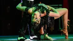 Penari salsa asal Kolombia, Niyireth Tascon tampil dalam kategori Salsa Style Line di Festival Salsa Dunia XII, di Cali, Kolombia (1/10). (AFP Photo/Luis Robayo)