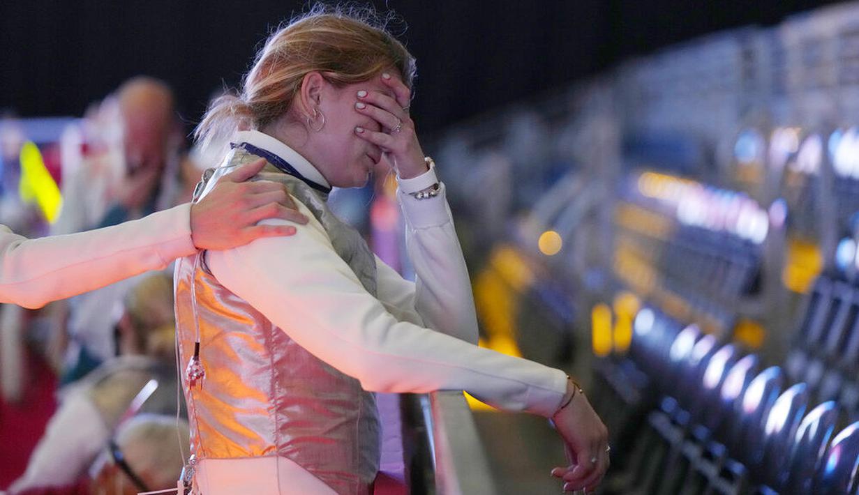 Atlet anggar asal Hungaria, Flora Pasztor menangis setelah timnya kalah dari Kanada pada pertandingan individu anggar putri di Olimpiade Tokyo 2020, Kamis (29/7/2021). (Foto: AP/Hassan Ammar)
